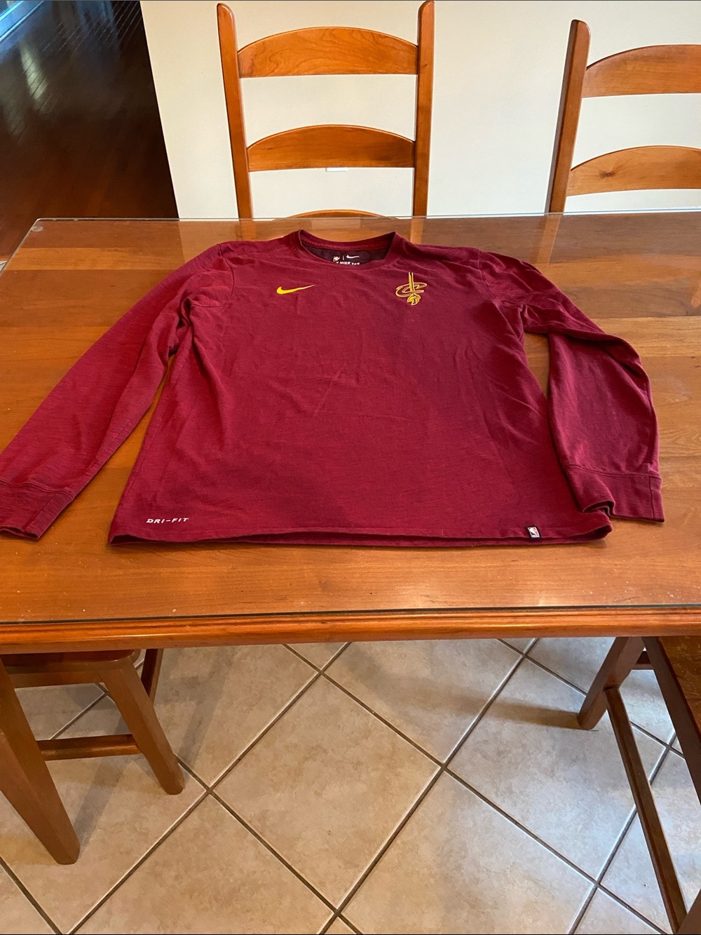 Nike Men’s Maroon Long-Sleeve Dri-FIT Shirt with Yellow Cavaliers Logo. M